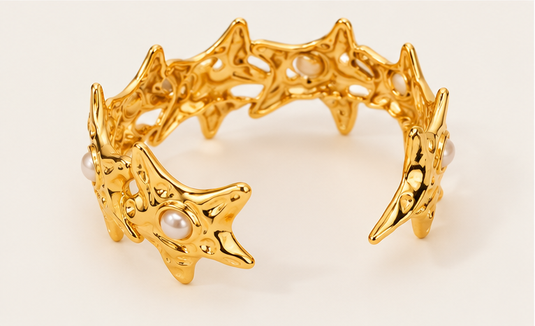 Brazalete de acero inoxidable chapado en oro de 18K con estrella de mar y perla