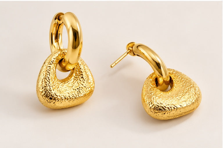 Pendientes huggie de acero inoxidable chapado en oro de 18 quilates con textura martillada