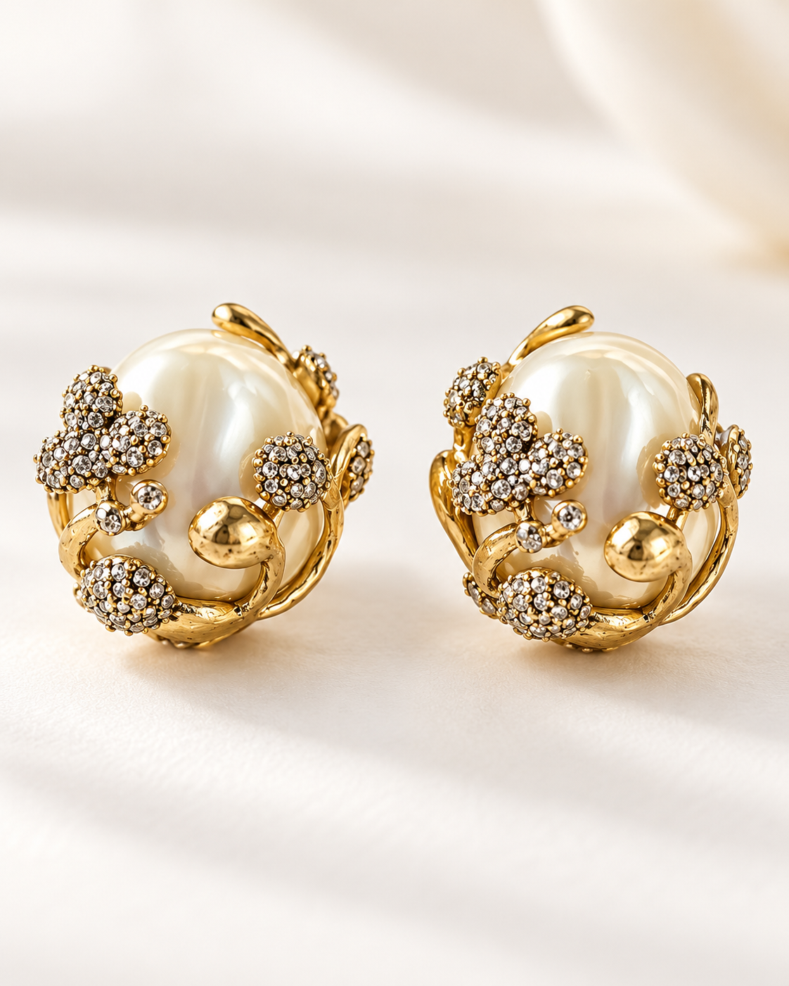 Pendientes elegantes de perla barroca natural con enredaderas de oro