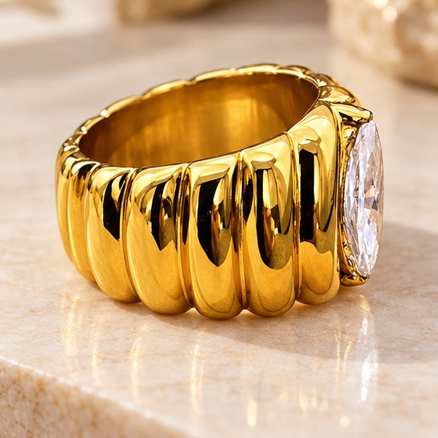 Anillo de acero inoxidable chapado en oro de 18K con incrustaciones de circonita brillante