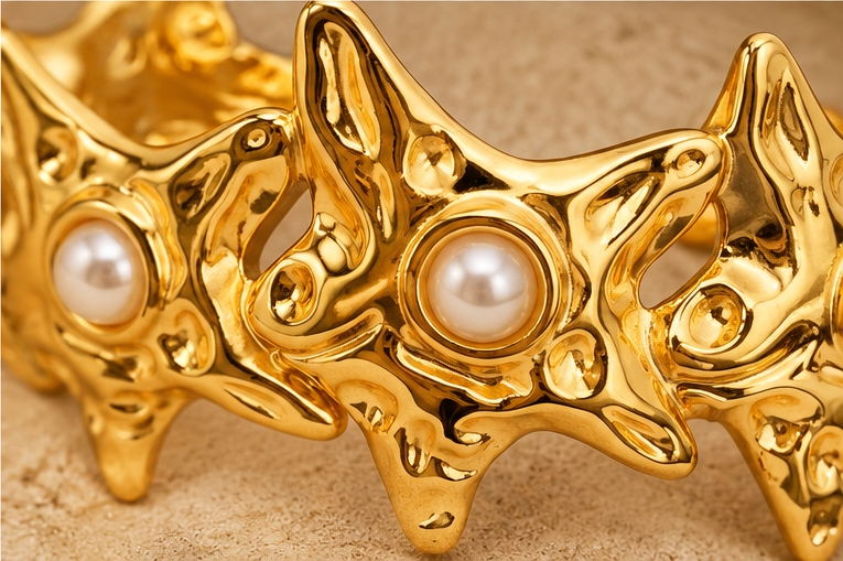 Brazalete de acero inoxidable chapado en oro de 18K con estrella de mar y perla