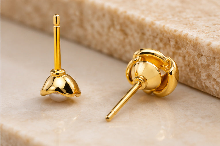 Aretes tipo dormilona de acero inoxidable chapado en oro de 18K con incrustaciones de perla