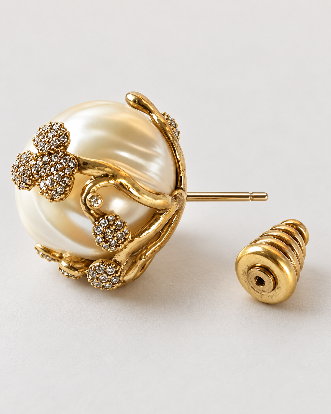 Pendientes elegantes de perla barroca natural con enredaderas de oro