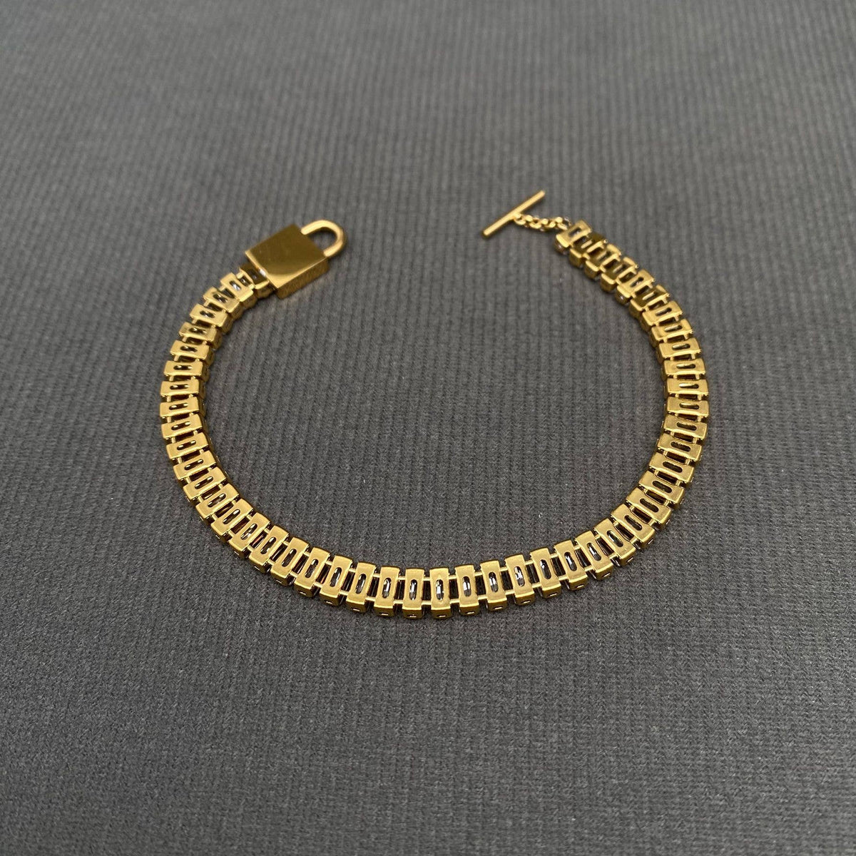Zircon Linked Lock Charm 18K Gold-Plated Stainless Steel Bracelet | AVRENDI