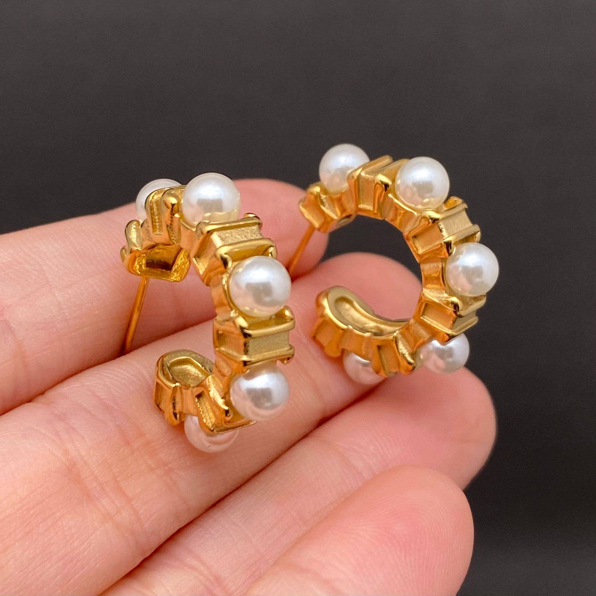 Pearl Inlaid C-shape 18K Gold-Plated Stainless Steel Earrings | AVRENDI