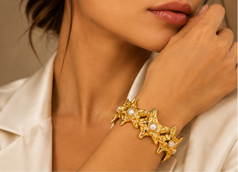 Brazalete de acero inoxidable chapado en oro de 18K con estrella de mar y perla