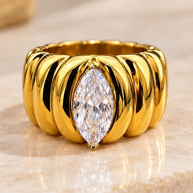 Anillo de acero inoxidable chapado en oro de 18K con incrustaciones de circonita brillante