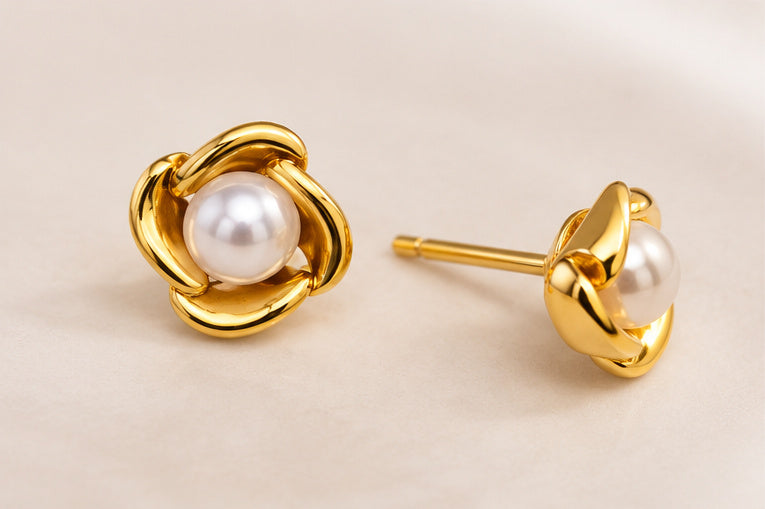 Aretes tipo dormilona de acero inoxidable chapado en oro de 18K con incrustaciones de perla