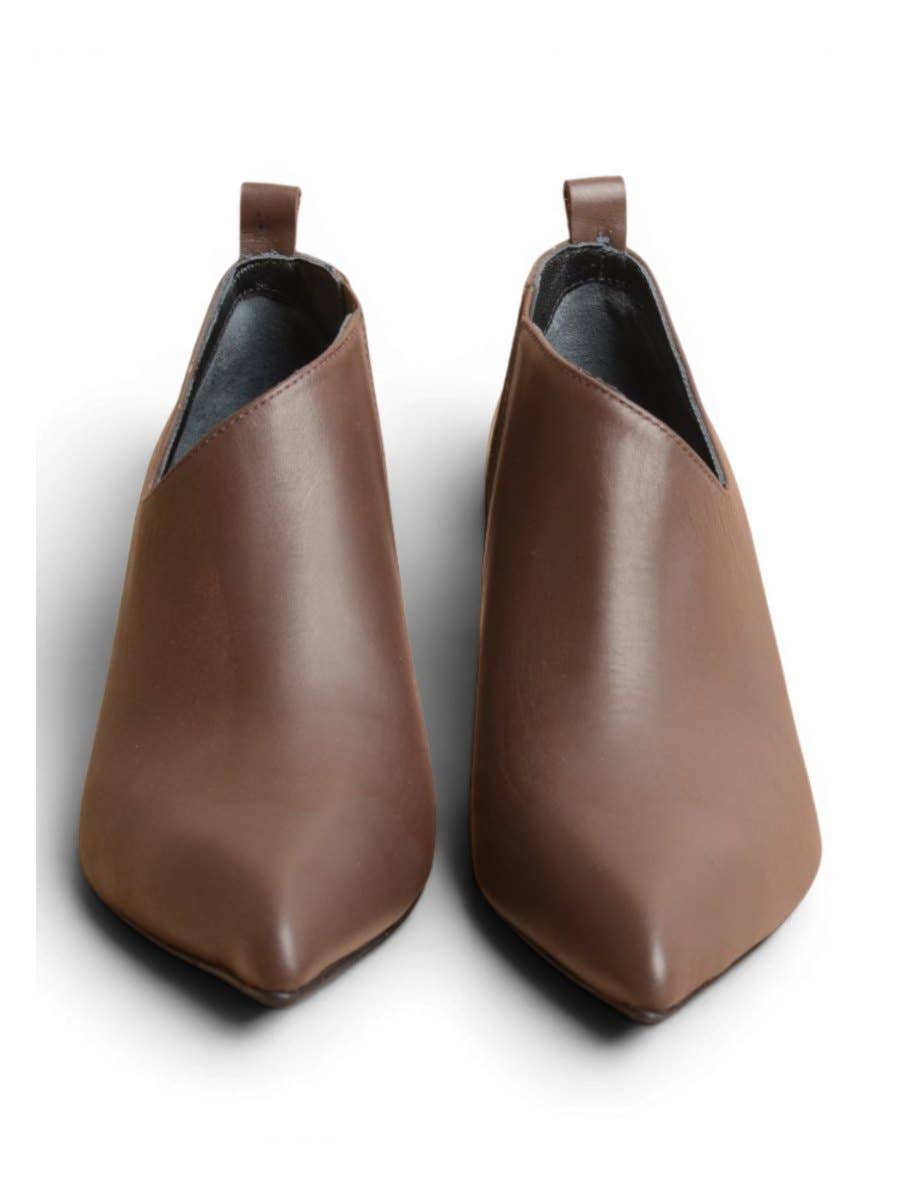 Brown Leather Pointed-Toe Ankle Boots with Elastic Gusset | AVRENDI
