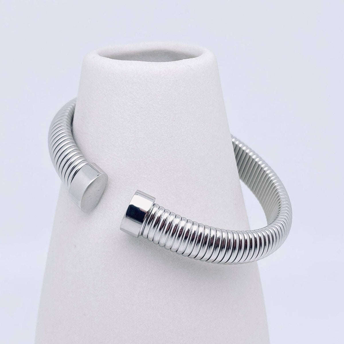 C Shape 18K Gold-Plated Stainless Steel Striped Cuff | AVRENDI